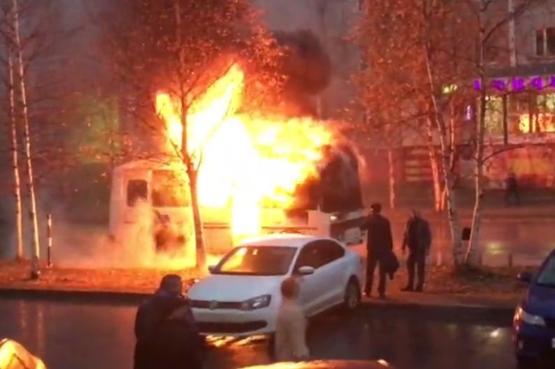  сургуте торгового центра сгорел автобус 