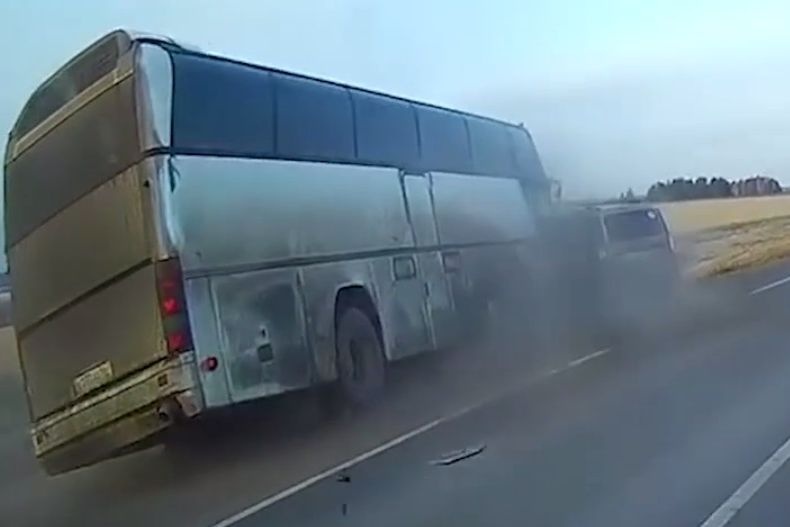  южном урале автобус протаранил легковушку 