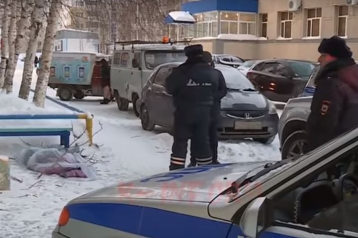  нижневартовске девушка сорвалась крыши девятиэтажки видео 