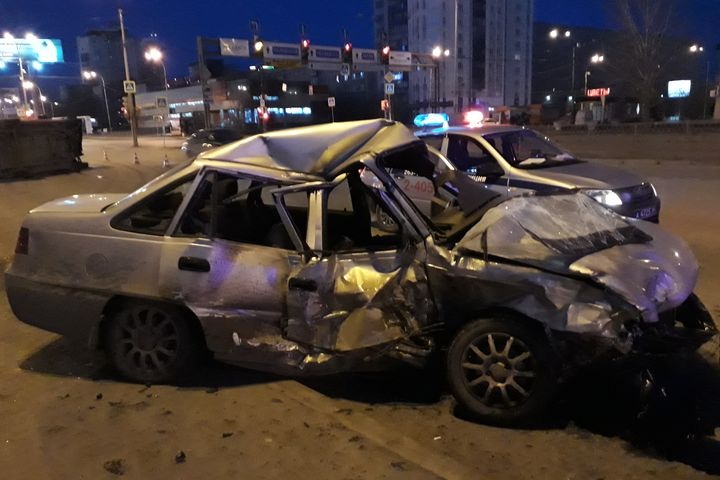  екатеринбурге грузовик вылетел красный смял легковушку погиб мужчина 