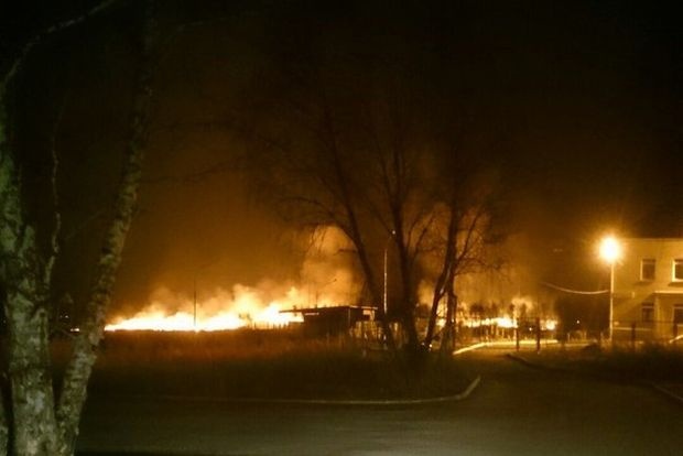 К жилым домам под Челябинском подступил огонь