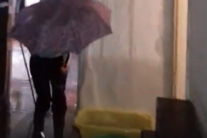 Жители Алапаевска прячутся от потопа в квартирах под зонтами