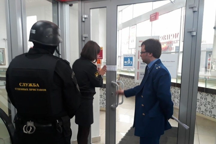  екатеринбурге приставы закрыли торговый центр пожароопасность 