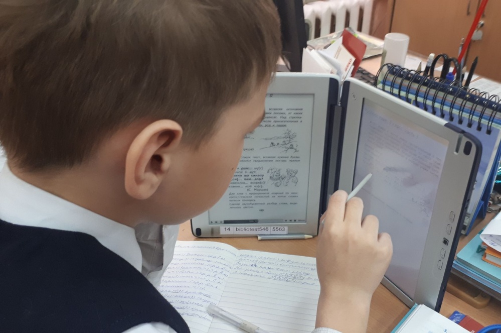  планшет проиграл бумажному учебнику 