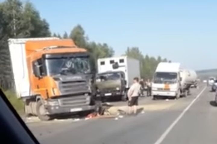  дтп тремя фурами парализовало движение пермском тракте 