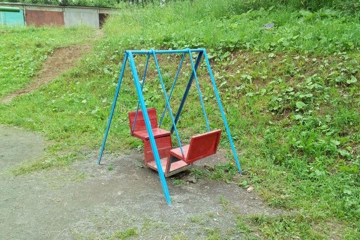  6-летний свердловчанин сломал ногу качелях 