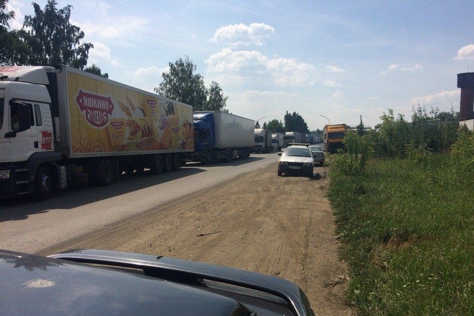  пригороде уральской столицы полиция перекрыла дорогу крупному складу 