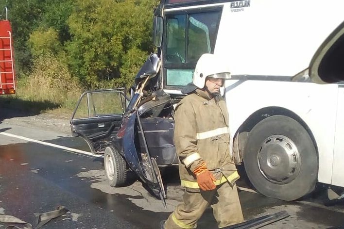  серовском тракте рейсовый автобус смял ваз 