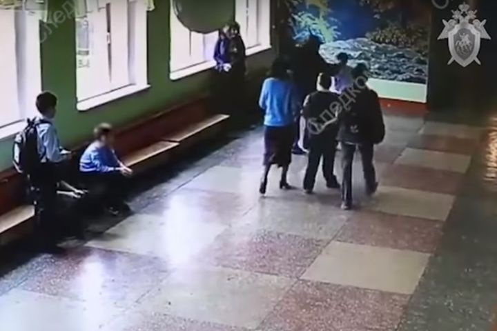  появилось видео избиения пятиклассника отцом второклашки челябинске 
