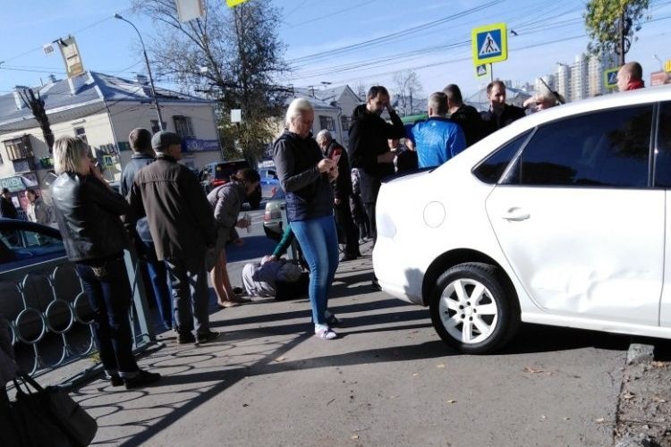  машину отбросило тротуар дтп уралмаше пострадали пенсионерки 