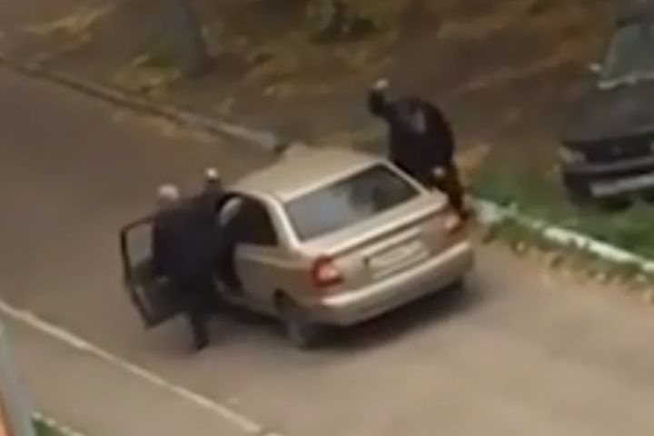  поделили дорогу красноярец обстрелял противника топором видео 