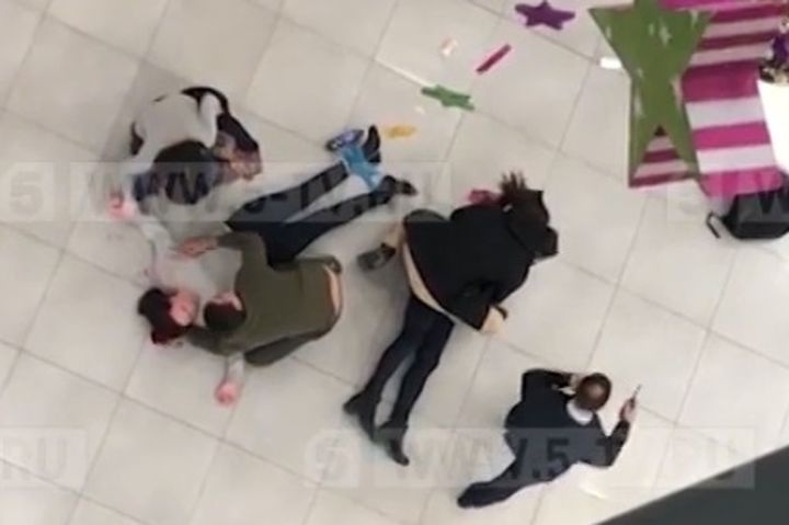  московском девушка сорвалась третьего этажа видео 