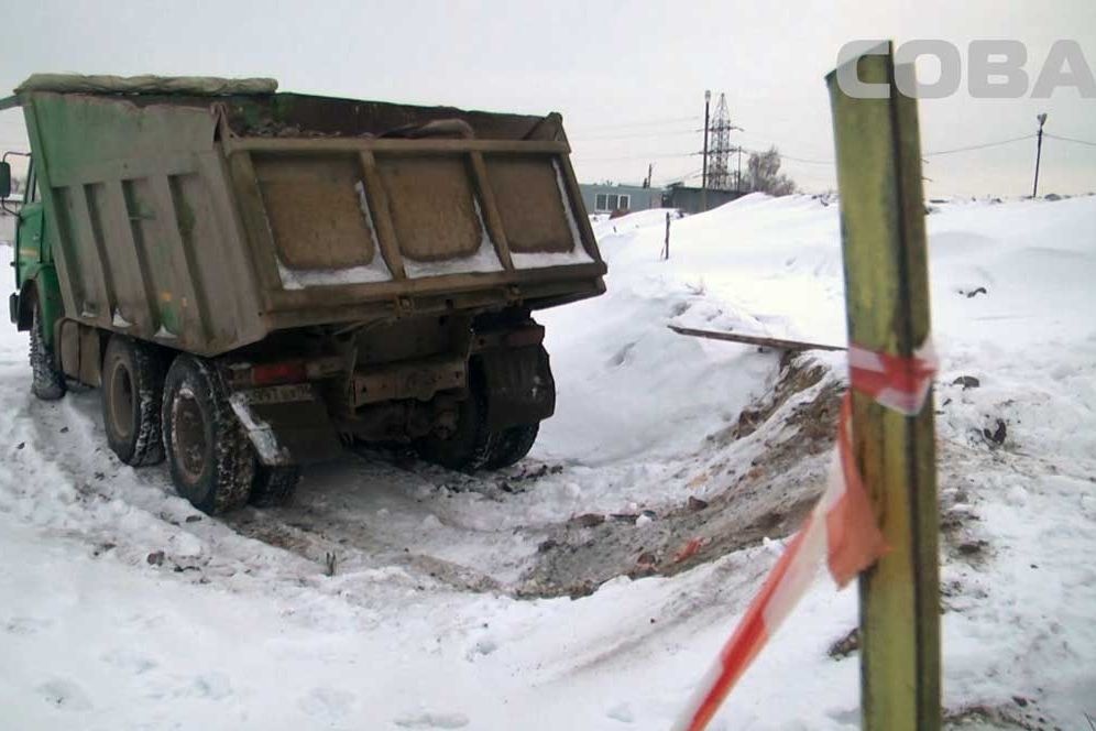  екатеринбуржца раздавил собственный самосвал 