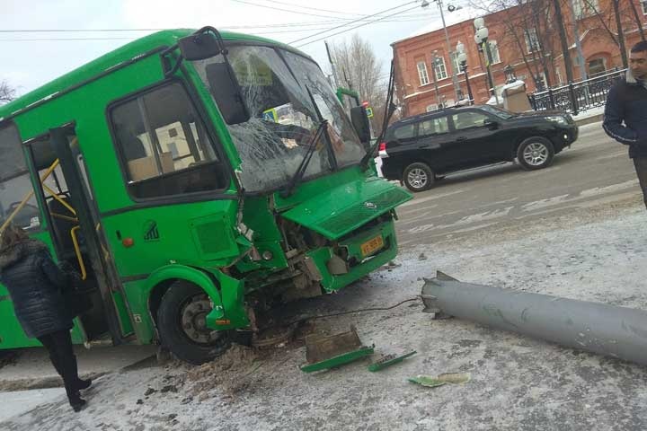  серьезное дтп маршруткой центре екатеринбурга пострадавших 