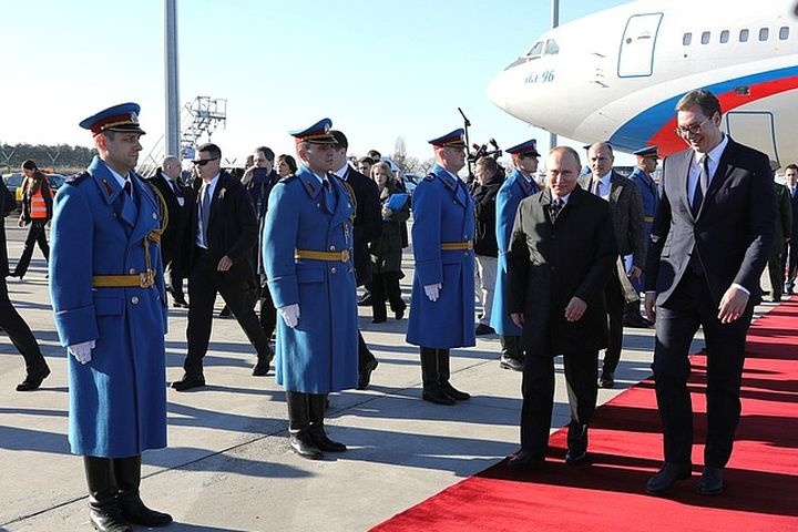  путин своем лимузине подвез сербского президента мемориального кладбища 