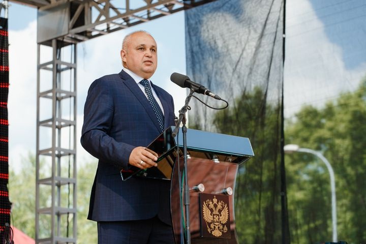  бесформенное тело кружкой пива губернатор кузбасса нарисовал портрет 