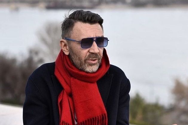  шнуров жесткой манере высмеял конфликт друзя бера 