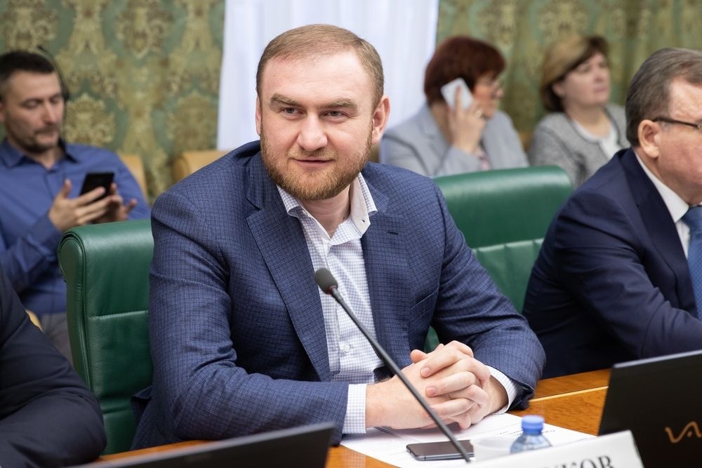  подследственного сенатора арашукова посадили пособие рублей 