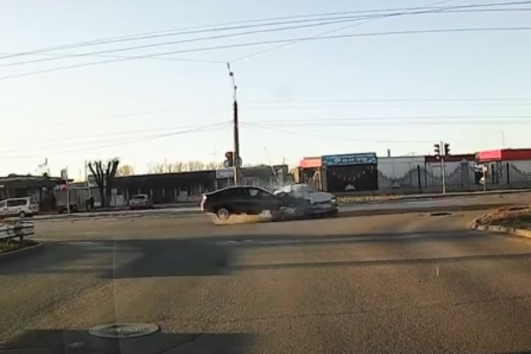  магнитогорске иномарка снесла ваз погиб мужчина 