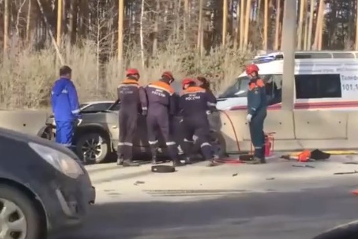  екатеринбурге внедорожник смял остановившийся ваз погибла женщина 
