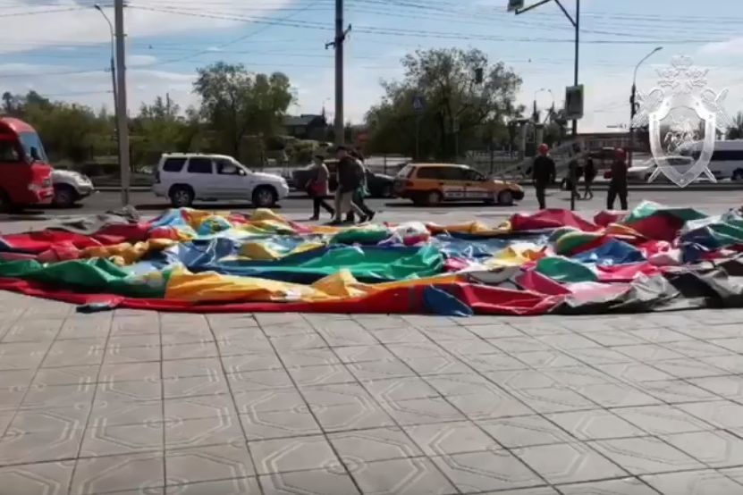  очередной неловко закрепленный батут сдуло ветром четверо детей 