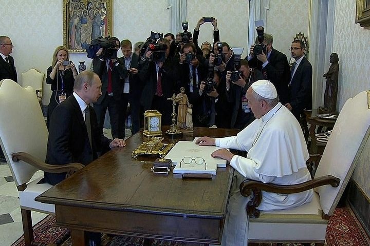  путин опоздал папе римскому 