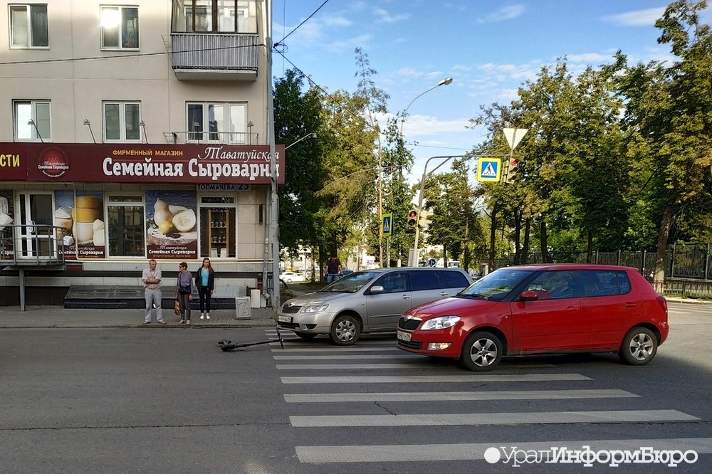  екатеринбурге мужчина электросамокате ринулся колеса машины 