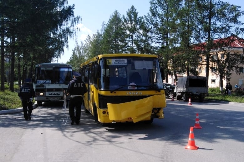  семи пассажирам автобуса потребовалась медпомощь тройного дтп асбесте 