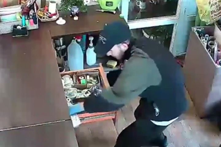  челябинске разыскивают грабителя цветочного магазина 