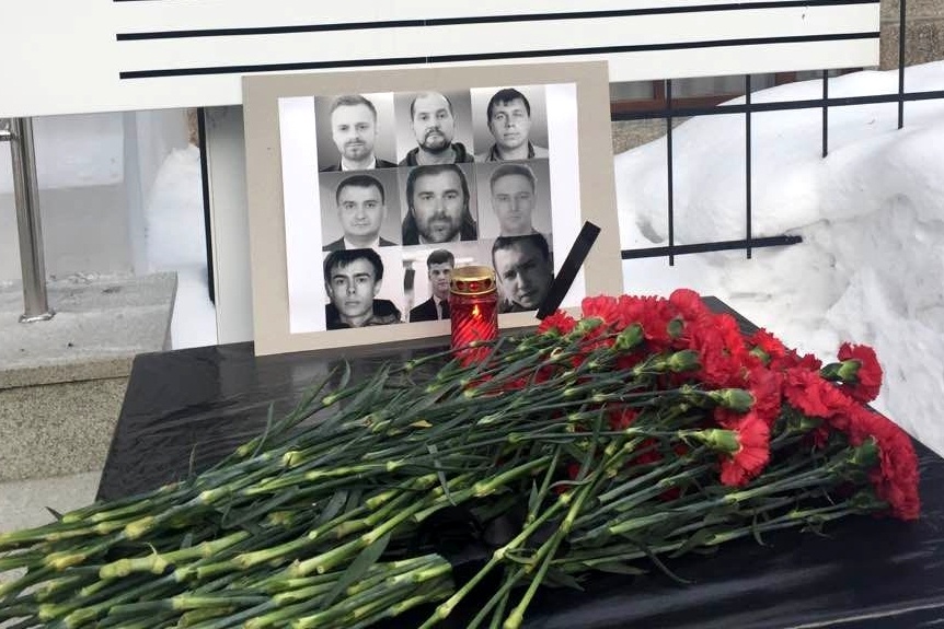  екатеринбуржцы несут цветы дому журналистов 