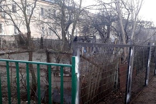  пропадать добру подмосковье детскую площадку окружили забором кладбища 