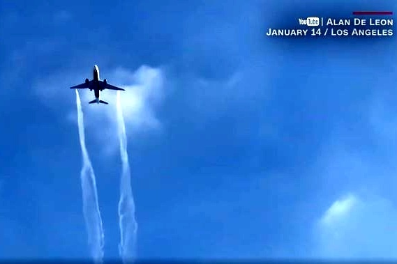  лос-анджелесе пассажирский boeing сбросил топливо головы школьникам 