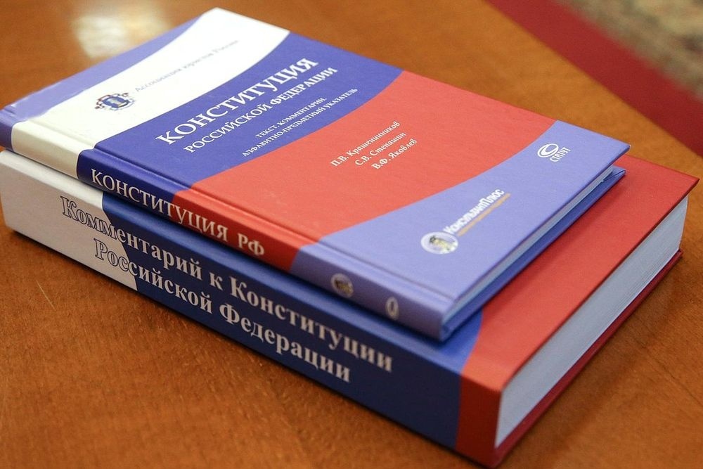 Прием предложений по поправкам в Конституцию дотянут до признаний в любви