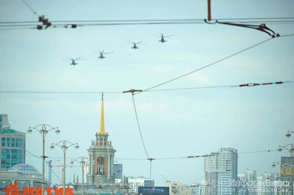  небе екатеринбургом появились боевые вертолеты 