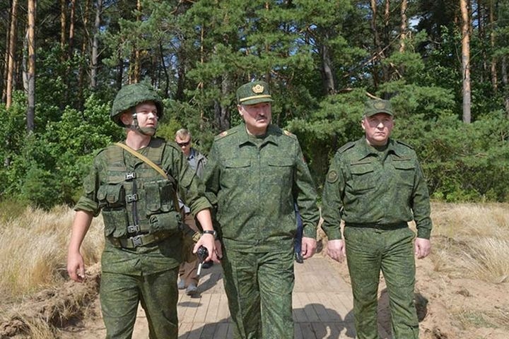  минске охрану лукашенко выехала колонна бтр 