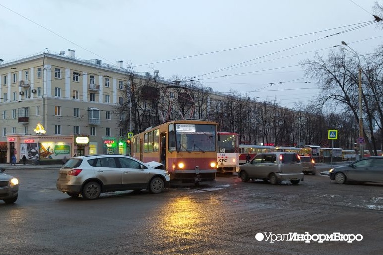  екатеринбурге проспекте ленина произошла стычка внедорожника трамвая 