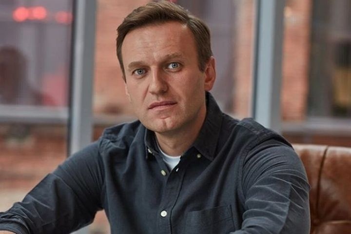 Самолет с Навальным на борту приземлился в Москве
