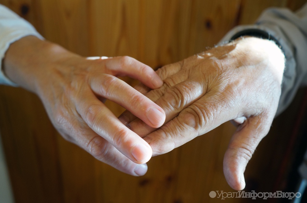  страдающих деменцией россиян хотят снабдить специальными браслетами 