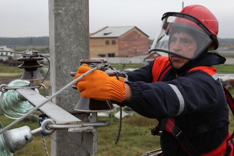  среднем урале восстанавливают нарушенное непогодой электроснабжение 