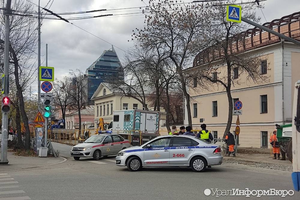  силовики перекрыли улицу центре екатеринбурга пожара стройке ледовой 