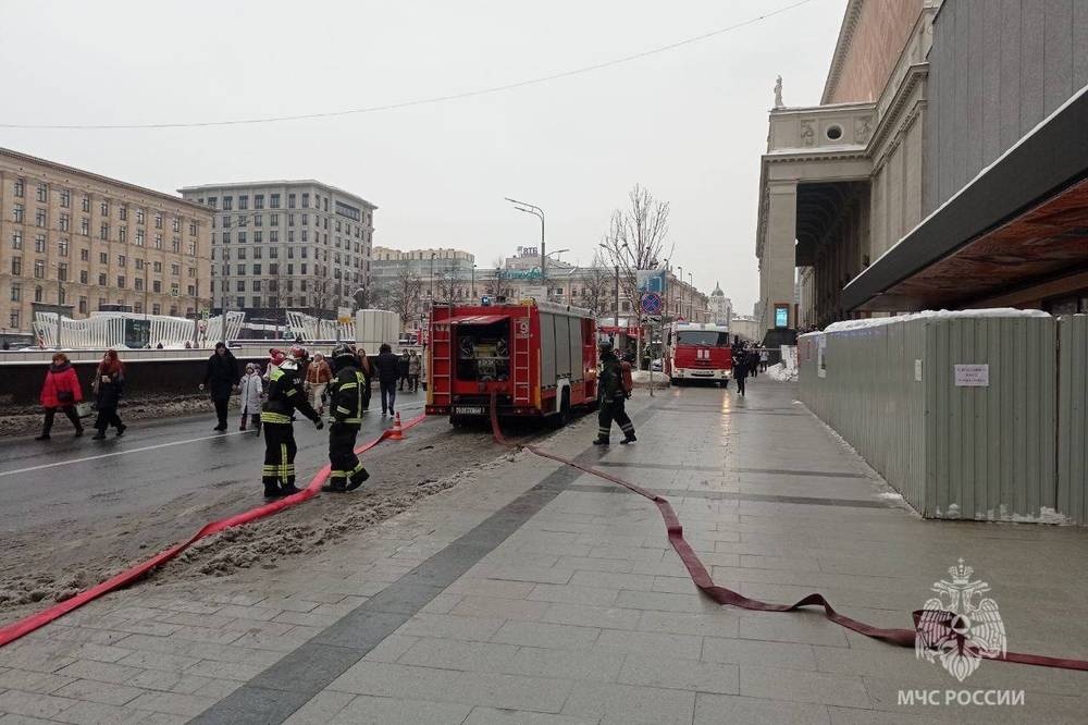  москве потушили горевший театр сатиры 