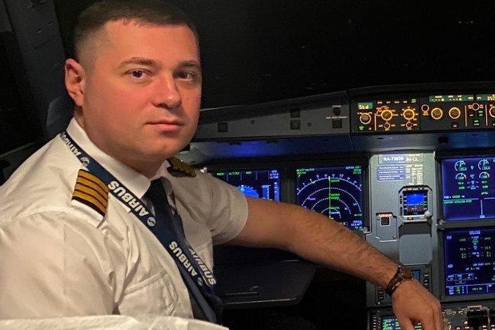  пилотов уральских авиалиний посадивших самолет поле новосибирском отстранили 