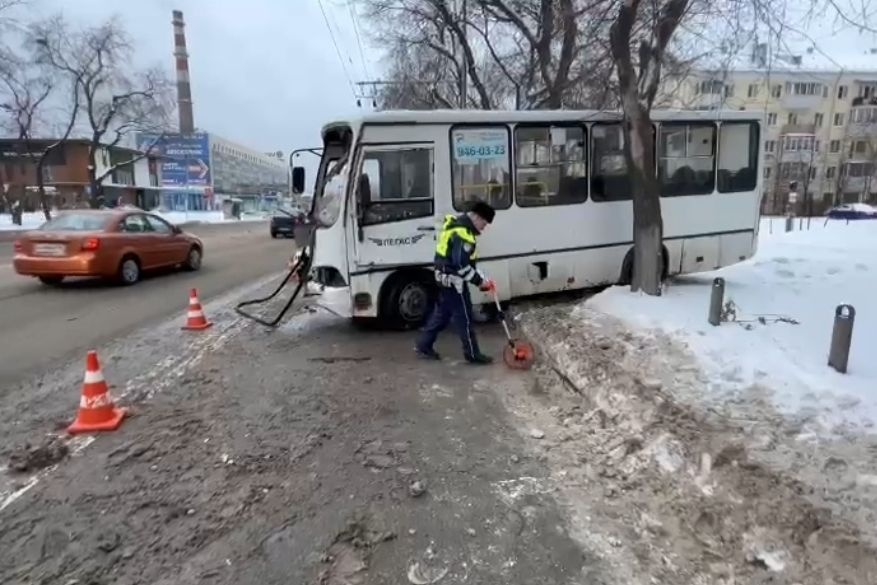  автобус попал дтп центре екатеринбурга четверо пострадавших 