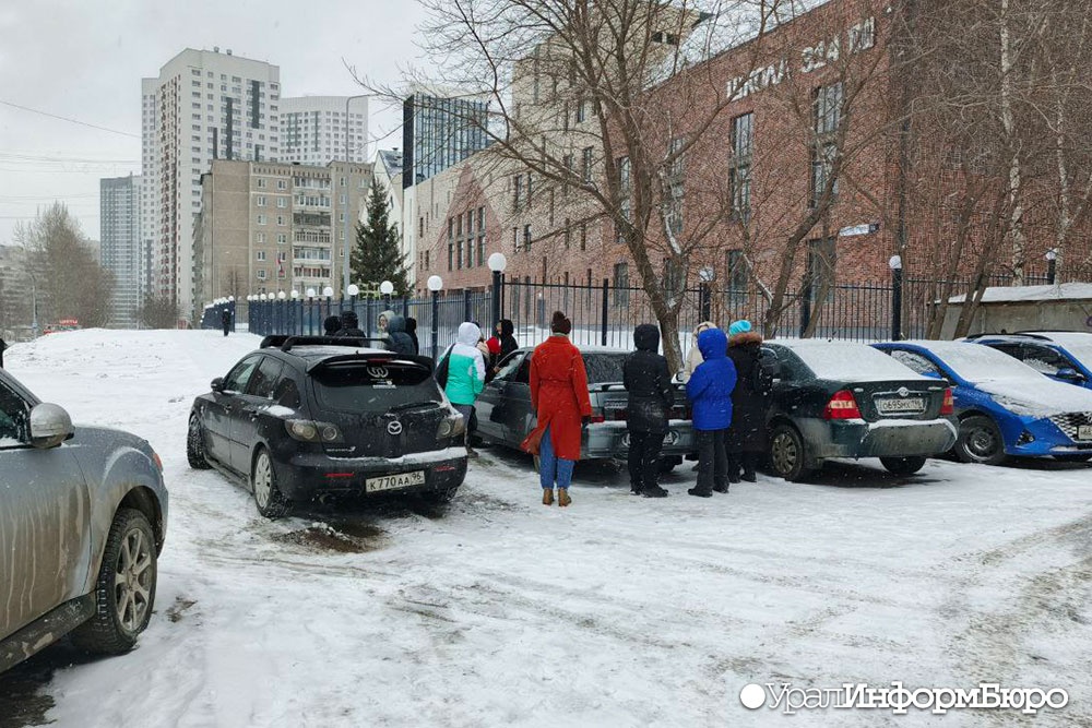 родителям приходится ночевать очереди школы екатеринбурге записать детей 