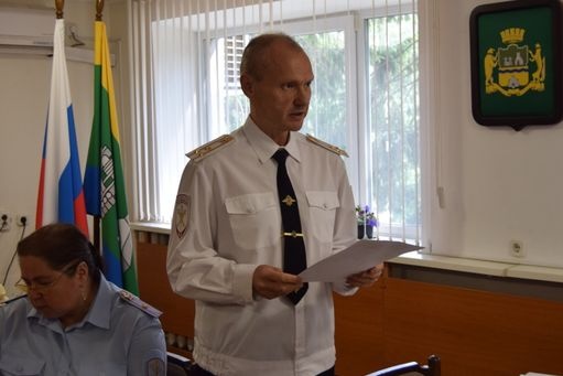 В Екатеринбурге наградили мужчину, поймавшего выпавшую с 8 этажа девочку