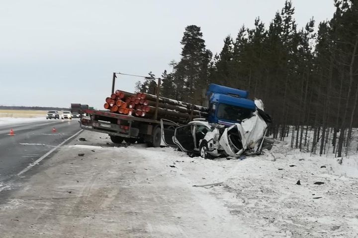 лесовоз смял легковушку югорской трассе 