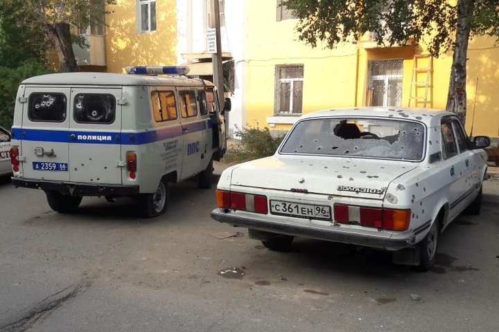  свердловчанин расстрелял наряд полиции балкона квартиры видео 