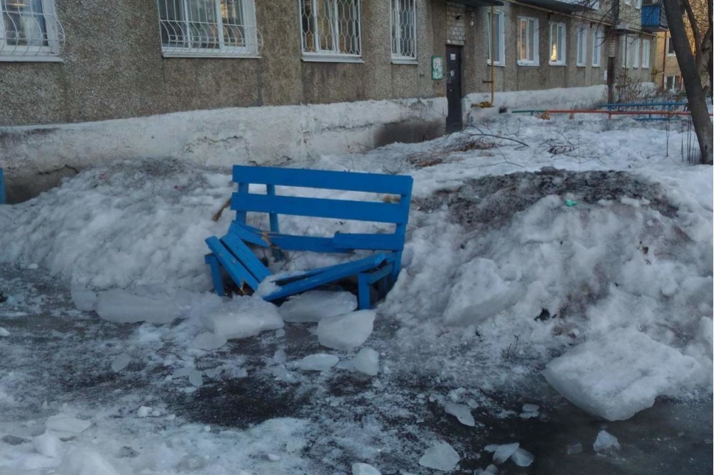  среднем урале бригаду скорой едва убило льдиной 