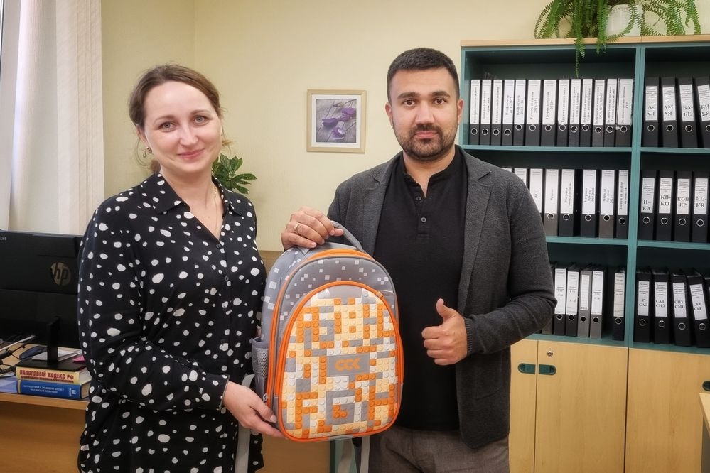  томский филиал сск подарил первоклассникам яркие портфели 
