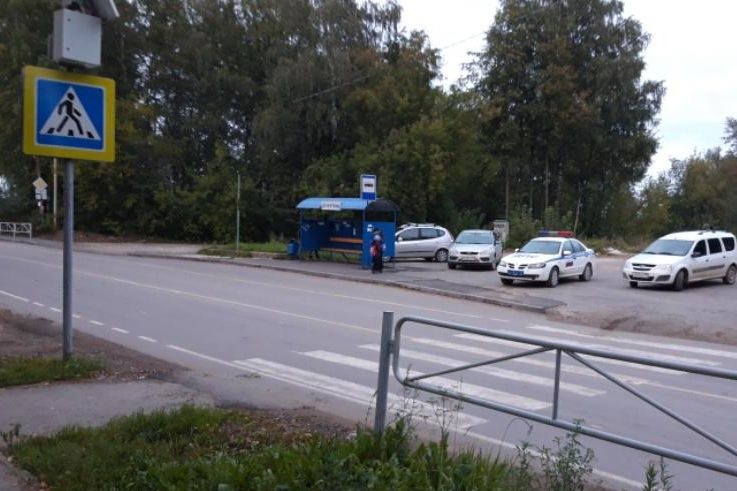  машина объезжала автобус прикамье школьница угодила колеса 